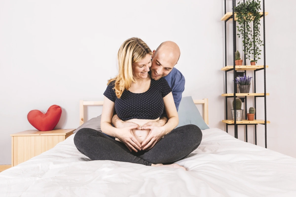 husband-sitting-pregnant-woman