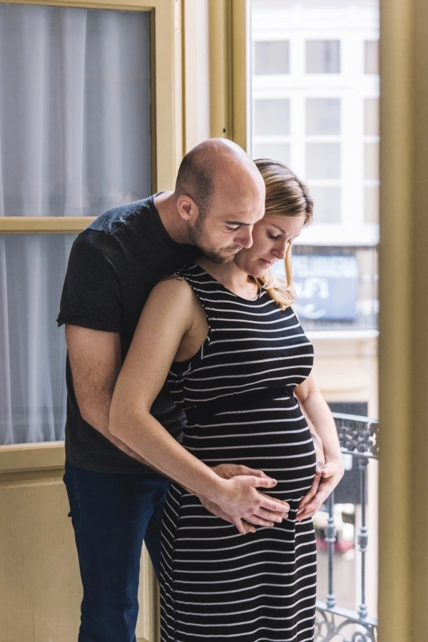 pregnant-woman-husband-front-window