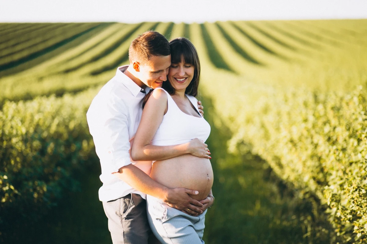 pregnant-woman-with-her-husband-park